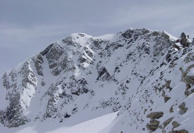 Der Hohe Riffler mit der linken und rechten Rinne in Gipfelfalllinie