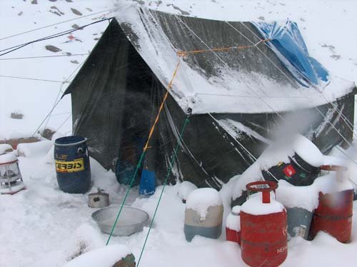 Schnee im BC bei der Winterbesteigung des Shisha Pangma