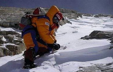 Gerlinde Kaltenbrunner beim Spuren im steilen Gipfelcouloir....