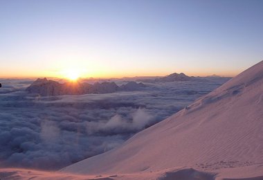 Erste Sonnenstrahlen hinter dem Ganesh Himal - Erleichterung
