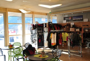 Schön integrierter Klettershop, mit allem, was das Kletterherz begehrt.