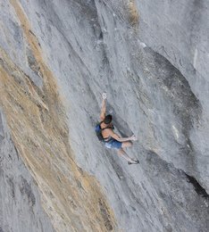 Dean Potter in "Deep blue Sea" 7b+ (9-) © Beat Kammerlander