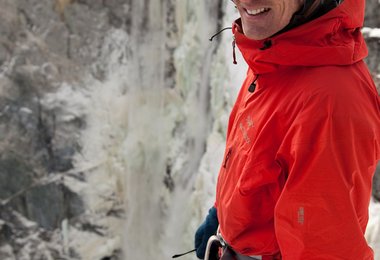 Will Gadd vor den Wassermassen des Hunlen Falls / British Columbia © Christian Pondella