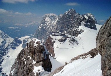 Bergstation Hunerkogel - das Basecamp für alle Dachsteintouren. Im Vordergrund die Austriascharte.