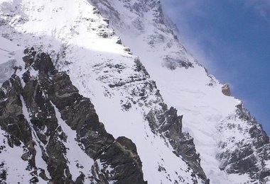 Über den rechten Grad führt die Abruzzen-Route, über den zweiten Pfeiler von rechts die Cesen-Route. Lager II ist genau auf der Kante oberhalb der Sonnen-Schatten-Grenze auf einem kleinen Absatz © www.amical.de-R.Dujmovits