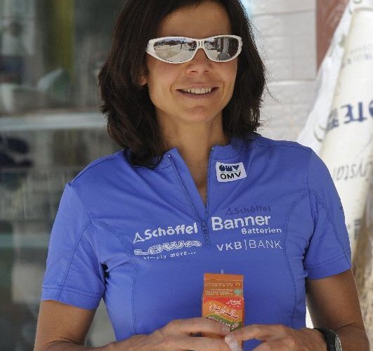 Gerlinde im Dorf Kuda auf dem Weg nach Illik © National Geographic/Ralf Dujmovits