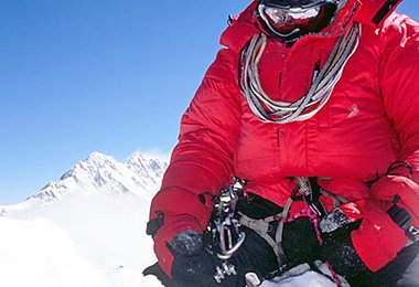 Varlery Babanov auf dem Gipfel. Im Hintergrund der Kangchenjunga © Valery Babanov