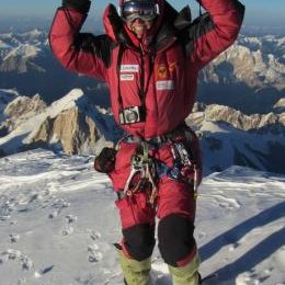 Gerlinde Kaltenbrunner auf dem K2 Gipfel (c) Maxut Zhumayev National Geographic