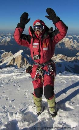 Gerlinde Kaltenbrunner auf dem K2 Gipfel (c) Maxut Zhumayev National Geographic