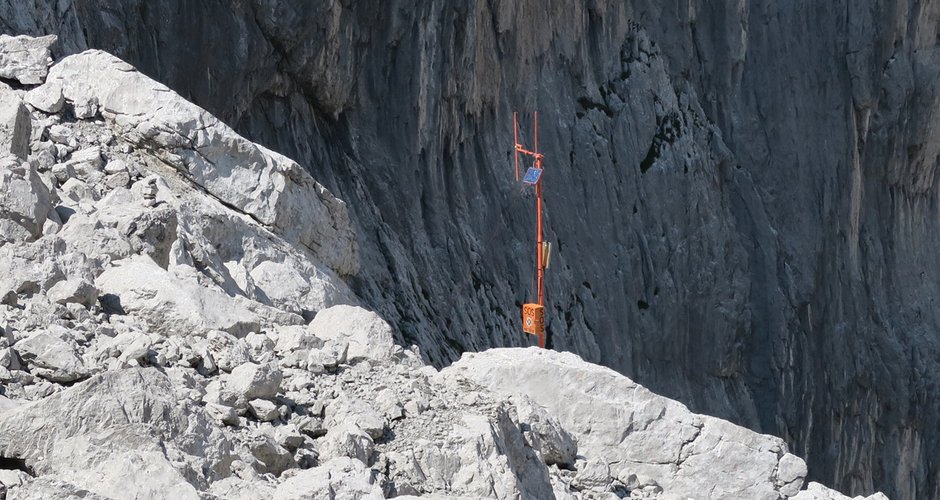Die orange Notrufsäule unterhalb des Ellmauer Tores 