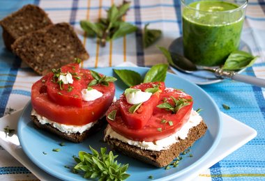 Die optimale Mahlzeit vor der Bergtour (c) Adobe Stock/katinkah