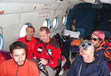 Die Südamerikaner, ich selbst und ein kleiner Teil unseres Gepäcks im Inneren der russischen MI8