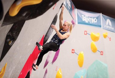 Janja Garnbret beim Boulderbewerb in Arco