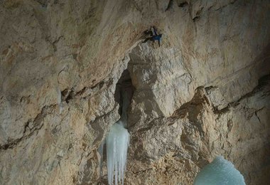 Klettern in der Loser Schneevulkanhöhle (c) ServusTV/MarkusBerger/AlpineManagement
