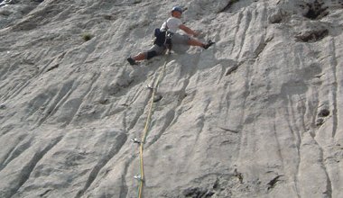 Roman Jöchl in "Plaisir" 6- ; eine sehr gut gesicherte Plaisirkletterei am Wildanger/Wilderkaiser