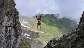 Auf der zweiten, langen Seilbrücke - Vaude Schmugglersteig Klettersteig