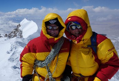 Alix von Melle und Luis Stitzinger auf dem Gipfel der Sisha Pangam in Tibet; Fotos: Archiv GoClimbAMountain – Stitzinger/von Melle