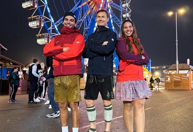 Das Mountainwear Misuse Ranger Team Marius Isman (l.) und Cara Nemelka (r.) mit Mammut CEO Heiko Schäfer im Einsatz auf dem Oktoberfest in München. © Didi Körbler/Mammut