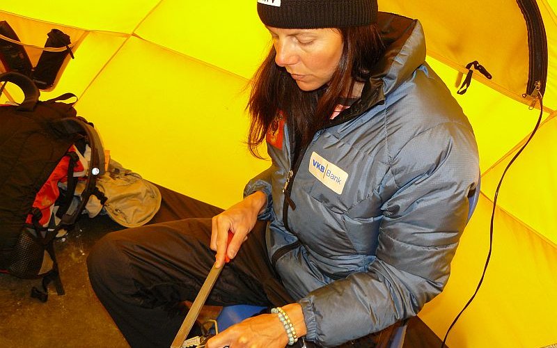 Gerlinde Kaltenbrunner beim Steigeisenfeilen im Basislager