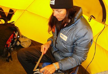 Gerlinde Kaltenbrunner beim Steigeisenfeilen im Basislager