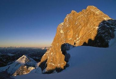 Der Dachstein mit seiner mächtigen Südwand. Foto: H. Raffalt