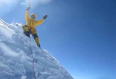 Simone Moro im Winter 2009 auf dem Gipfel des Makalu 8463 © Simone Moro