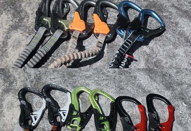 Oben die kleinen Karabiner, unten die großen.