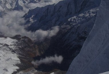 Tiefblick vorm Gipfelgrat auf Hiunchli und das BC (in Wolken)