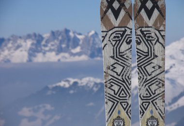 Der Eisbär (Nanuq) prägt auch das schöne Ski-Design