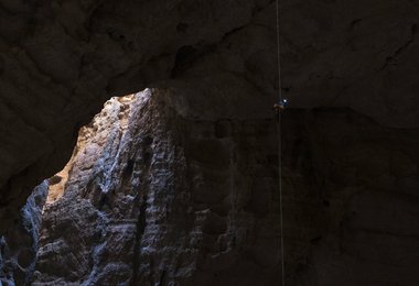 Beim Abseilen in die Höhle  (c) Klaus Fengler