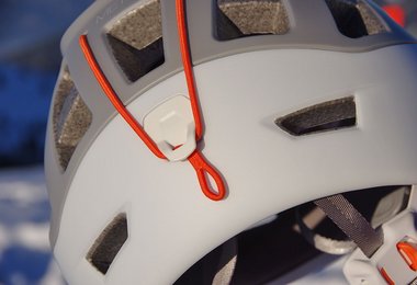 Hinten am Meteor Helm ein großer Gummi - perfekt für die Befestigung der Stirnlampe und der Skibrille.