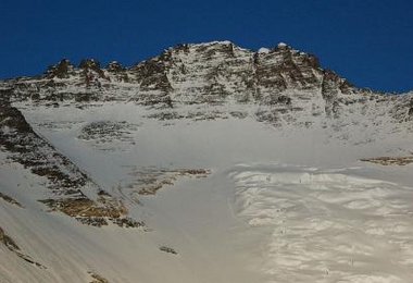 Die Lhotse-Flanke mit der Spur ab Lager III - Gelbes Band - Lager IV, Foto © Amical