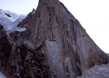 Little Shipton mit seiner 500 m hohen Ostwand