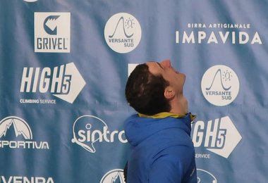 Adam Ondra beim Routenstudium