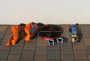 Das schwerste Set kam von Slacklineprofi - der Aufbau ist aber ähnlich dem Set von Mountain Equipment: 6-teilig: 1 langes Band, 1 Ratsche, 2 Schäckel und 2 Rundschlingen.