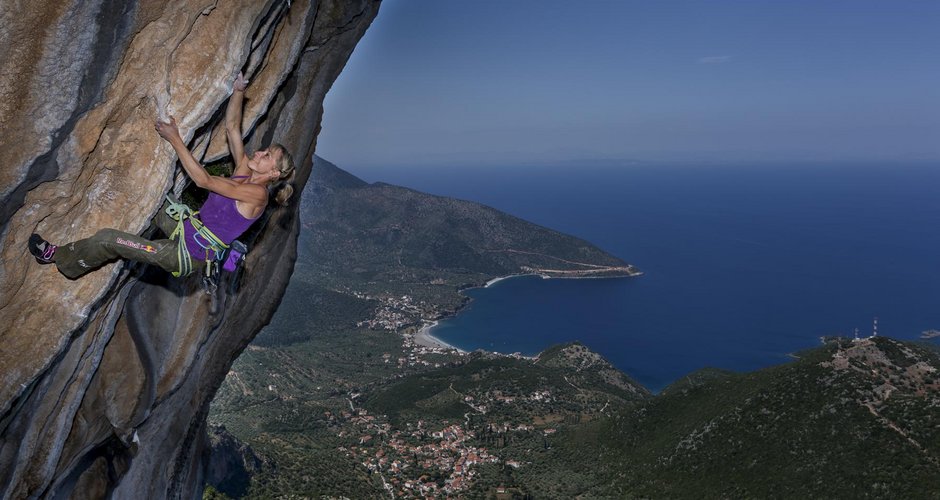 Angy Eiter in ihrem Projekt in Kyparissi (c) Red Bull Contentpool / Luka Fonda