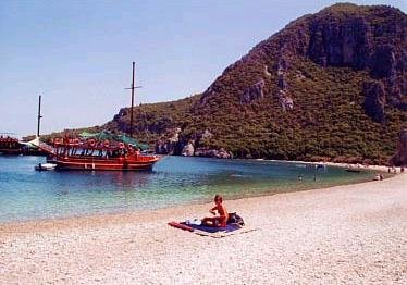 Ein Vielzahl von malerischen Badebuchten (hier Olympos-Beach) mit glasklarem,türkischen Wasser landen an Ruhetage zum Relaxen ein.