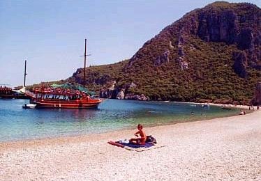 Ein Vielzahl von malerischen Badebuchten (hier Olympos-Beach) mit glasklarem,türkischen Wasser landen an Ruhetage zum Relaxen ein.