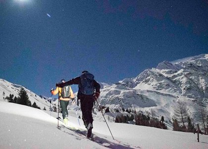 Extrem lichtempfindliche Spezialkameras begleiten den nächtlichen Aufstieg der Tourengeher (Foto: ServusTV)