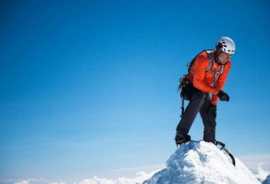 Dani Arnold am Matterhorn Gipfel (c) visualimpact.ch/Christian Gisi