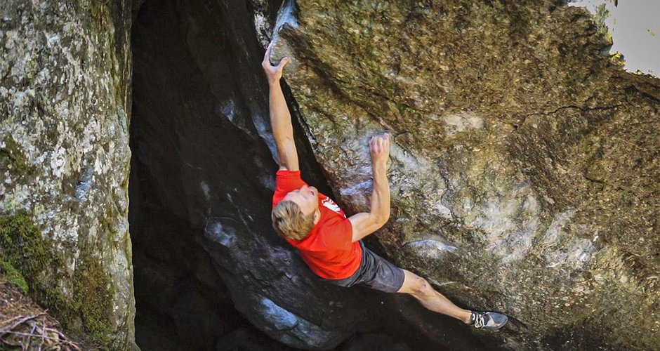 Jakob Schubert klettert Ill Thrill (8b+) im Bouldergebiet Magic Wood 