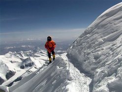 Nives Meroi und der Everest Gipfel. Foto: Romano Benet