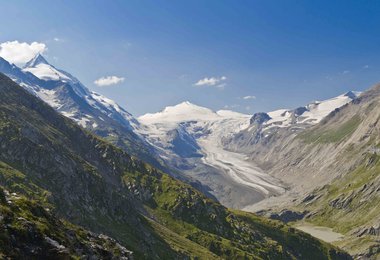 Pasterze 2012: eine in die umgebende Bergwelt tief eingesunkene Gletscherzunge  Foto: Alpenverein/N. Freudenthaler