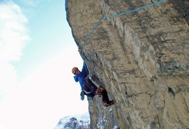 Simon Anthamatten in einer der schwierigen Mixedlängen von Rocket Baby © Ueli Steck