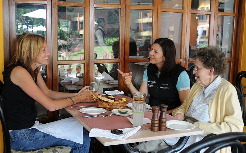 Beim Mittagessen mit Ms. Hawley und ihrer Assistentin Billie Bierling Bild: R. Dujmovits www.amical.de