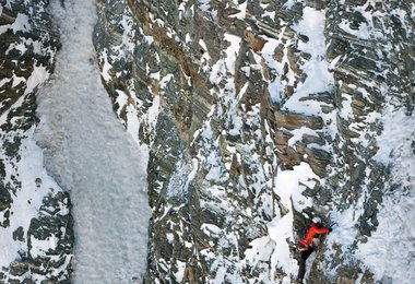Dani Arnold in der Matterhorn Nordwand (c) visualimpact.ch/Christian Gisi