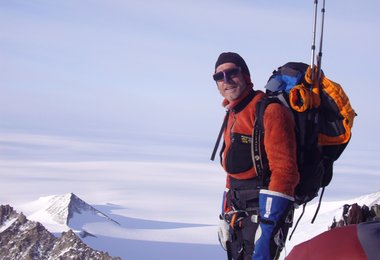 Hans Feyersinger beim Abstieg vor den Fixseilen