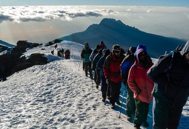  Uhuru Peak, Kilimanjaro, Tanzania (c) Crispin Jones auf Unsplash