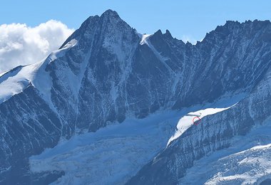 Die Lage des Glockner-Biwaks auf 3260 m an der Nordseite des Großglockners.