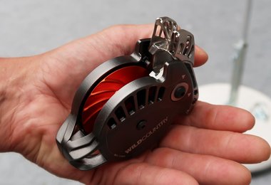 Blockiert wird durch Klappmechanismus und Rolle